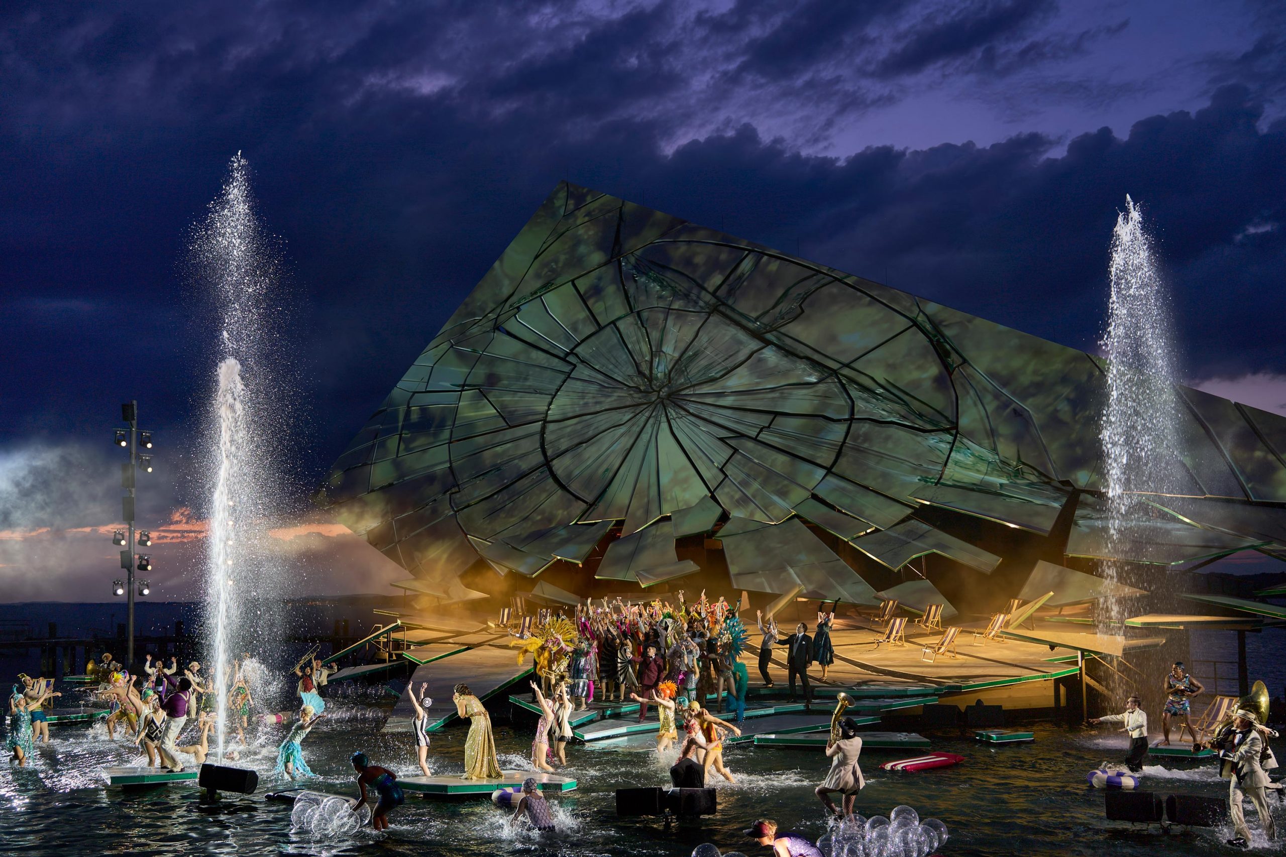 La traviata, Fotoprobe Bregenzer Festspiele: Blick zur aufgebauten Seebühne im Dämmerlicht